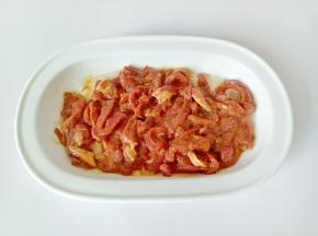 抓拌均匀，再加少许的食用油，锁住牛肉的水分，腌制十分钟。