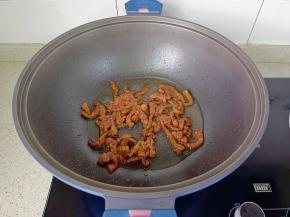 热锅热油加入牛肉丝爆炒。