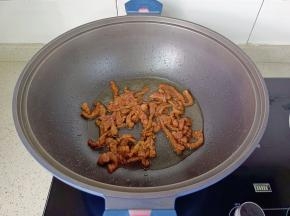热锅热油加入牛肉丝爆炒。