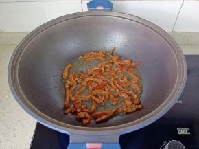 翻炒到牛肉丝熟透。