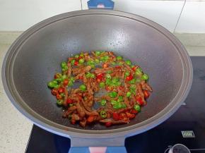 翻炒到辣椒断生。