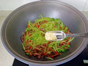 加入莴笋丝翻炒，加一点点味精。