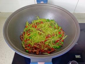 开大火翻炒均匀即可。