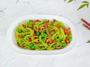 分分钟就完成一道下饭菜。莴笋脆爽鲜嫩，牛肉嫩滑可口。