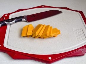 南瓜去皮切片。