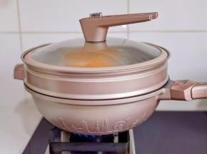 隔水蒸熟。