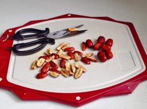 利用这时间将红枣剪小块。