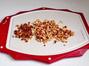 再切碎，葡萄干也切碎。