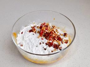 加入红枣碎，葡萄干。