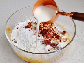 分次加入牛奶。