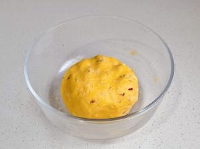 揉成不黏手的面团。