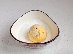 分成等份小面团裹上椰蓉。