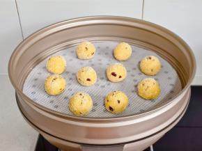 摆入蒸屉中。