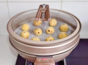 盖上盖子蒸20分钟。