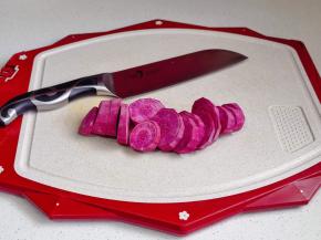 紫薯去皮切片。