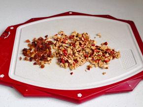 再切碎，葡萄干切碎。