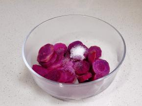 蒸熟的紫薯中加糖。