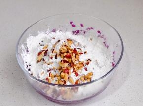 加入红枣碎，葡萄干碎。