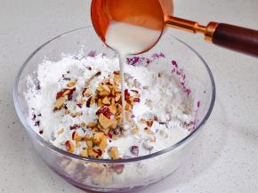 分次加入牛奶。