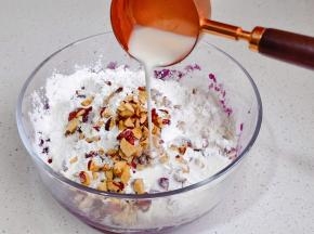 分次加入牛奶。