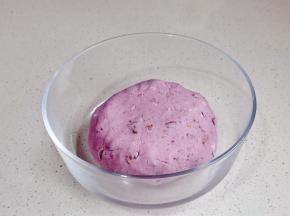 揉成不粘手的面团。