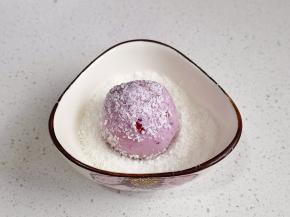 分成等份小面团裹上椰蓉。