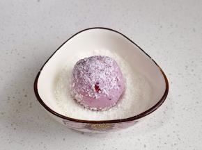 分成等份小面团裹上椰蓉。