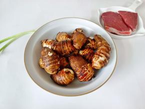 准备好牛肉，新鲜的芋艿。