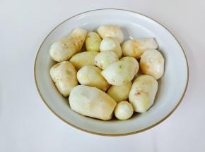 芋艿用刮皮刀刮去表面的皮。