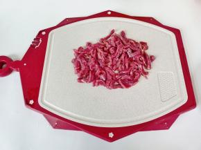 牛肉顺着纹路横着切成细丝。