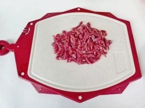 牛肉顺着纹路横着切成细丝。