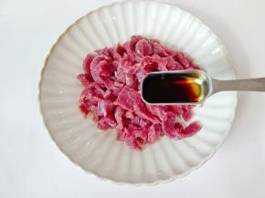 牛肉加一勺生抽，五香粉半勺，红薯粉一勺。