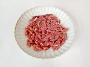 抓匀后淋少许食用油，拌均匀锁住牛肉的水分。