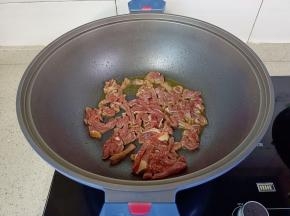 热锅热油下牛肉