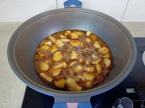 加适量清水没过芋艿。