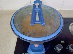 盖上盖子开大火炖煮10分钟。