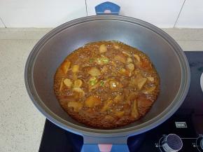 炖到芋艿熟透，加盐再煮五分钟，最后撒葱花起锅。