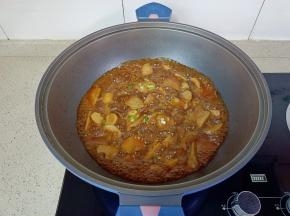 炖到芋艿熟透，加盐再煮五分钟，最后撒葱花起锅。