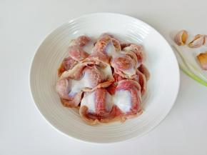 准备好鸡胗，蒜，姜，葱。