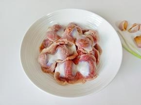 准备好鸡胗，蒜，姜，葱。