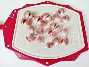 将鸡胗对半切开。