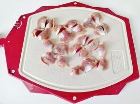 将鸡胗对半切开。