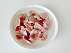 把鸡胗放入清水中浸泡十分钟。