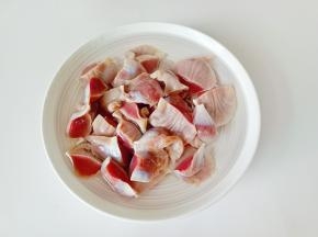 把鸡胗放入清水中浸泡十分钟。