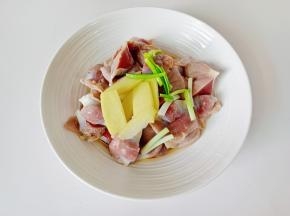 浸泡好的鸡胗，控干水分加葱姜蒜。