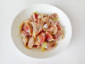 抓拌均匀，腌制十分钟。