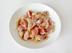 抓拌均匀，腌制十分钟。