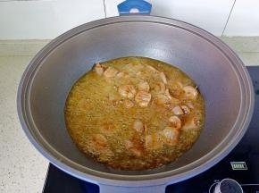 锅里放宽油，油温六成热，放入鸡胗开大火炸。