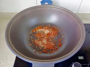 锅里放一点底油，加辣椒粉两勺，椒盐一勺，芝麻一勺。