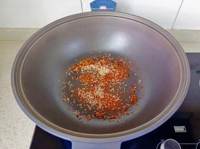 锅里放一点底油，加辣椒粉两勺，椒盐一勺，芝麻一勺。